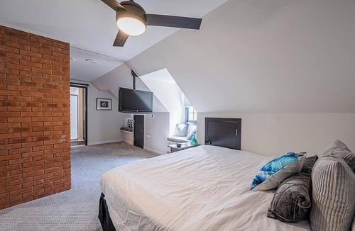 Reisterstown House | Clean & Spacious Charming Farmhouse