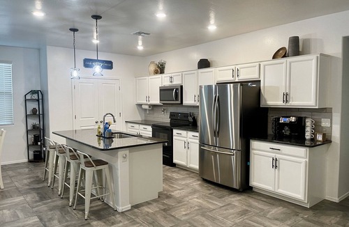 Sycamore Farms House | Clean & Spacious Home Away From Home. Pet-Friendly!