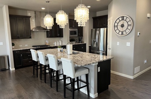 Timnath House | Clean Spacious Home with 5 King Beds, 2 Full Kitchens & Backyard Escape