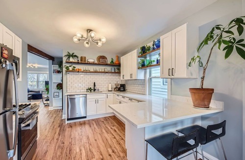Irving Park East Apartment | Clean & sunny, 2bd, private deck, 15min to Wrigley!