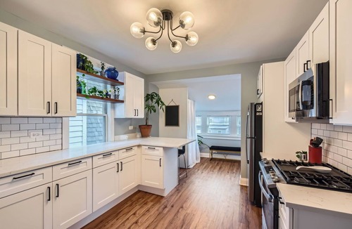 Irving Park East Apartment | Clean & sunny, 2bd, private deck, 15min to Wrigley!