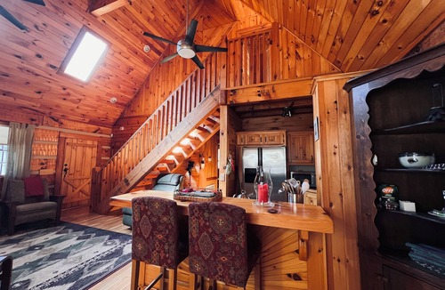 Cherokee Cabin | CLEAN Waterfall river cabin min to town