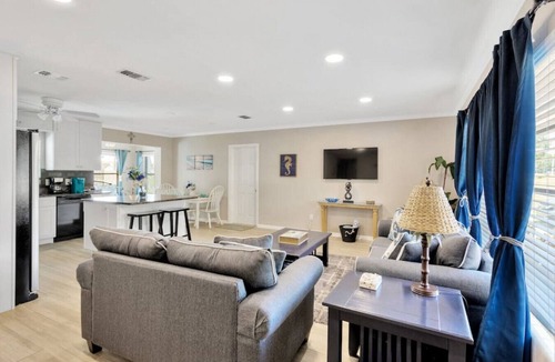 Clearwater House | Clearwater Beach/Dunedin. Pool. Netflix. Cable TV.