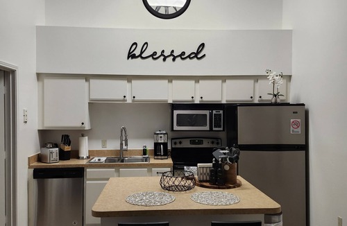 Clearwater Apartment | Clearwater Condo- King Bed, Resort vibe, close to beach
