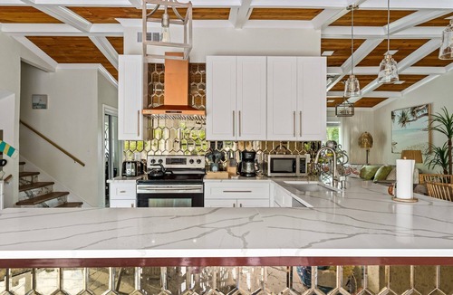Clearwater House | 🌊Clearwater Oasis: A luxury 5-bedroom retreat with pool, perfect for family getaways.🌞