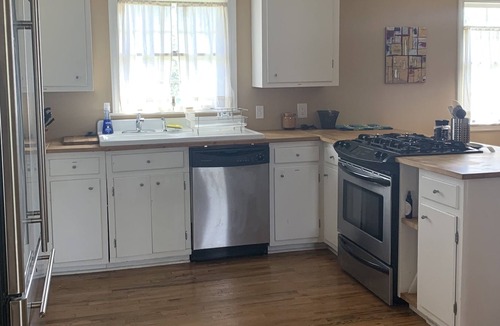 Clemson House | “Clemson’s Ranch on Riggs” Premier Host. Fantastic clean home and downtown area
