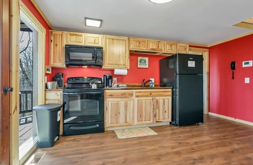 Amanda Cabin | Cliff's Edge (Hocking Hills Area)