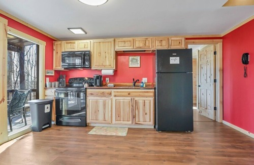 Amanda Cabin | Cliff's Edge (Hocking Hills Area)