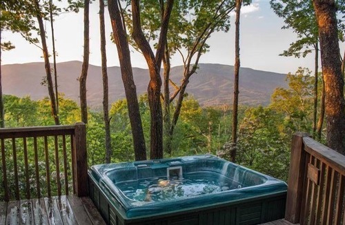 Chatsworth Cabin | CliffhangerCliffhanger-Hot tub-Located atop Fort Mountain with views of the Cohutta Wilderness