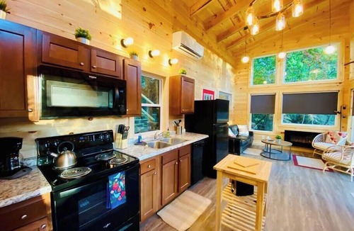 Stanton Cabin | Cliffline Twilight |Cliffside Hot Tub ·RRG Retreat | Epic views & Pet Friendly
