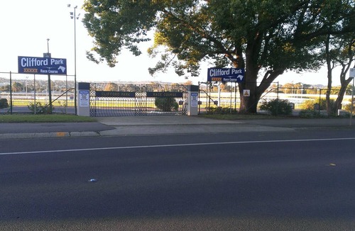 Newtown Hotel | Clifford Park Holiday Motor Inn