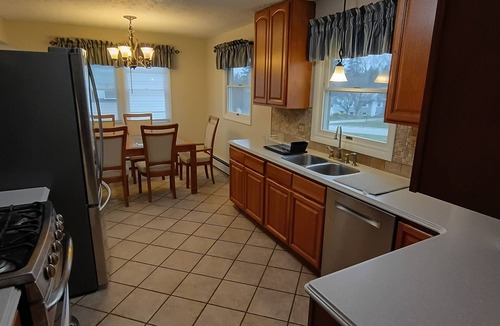 Lexington House | Cliffside Cottage-Cozy & Clean Home w/Hot Tub & Pool Table