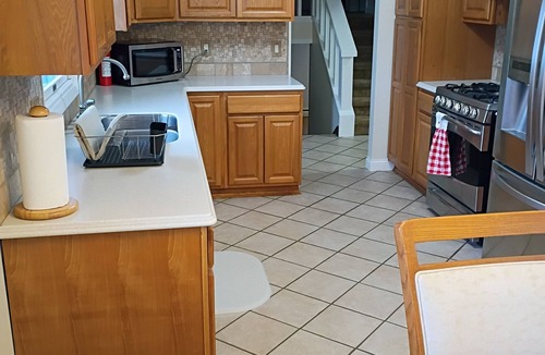 Lexington House | Cliffside Cottage-Cozy & Clean Home w/Hot Tub & Pool Table