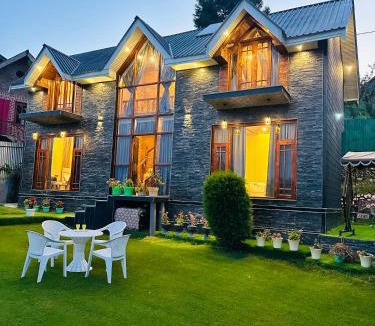Srinagar House | Cliffside cottage