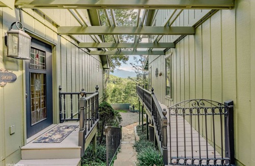 Young Harris House | Cliffside Cottage – King Studio, Creek + Fire Pit