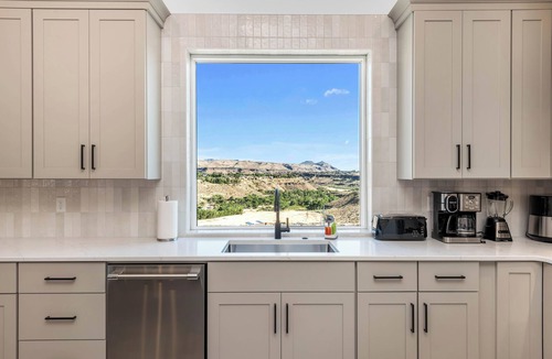 Toquerville House | Cliffside Modern Villa ~ Hot Tub/Stunning Views