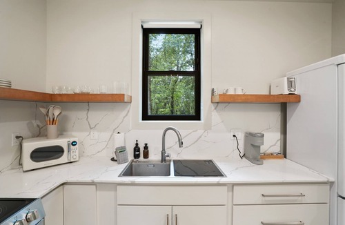 Rockbridge Cabin | Cliffside View | Modern Couples Retreat, Hot Tub