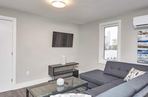 Niagara Falls House | CLIFTON WALK D1