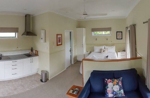 Clive Cottage | Clive Colonial Cottages - 300m from Bike trails