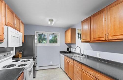 Spenard House | Close To Airport - Shared Space - Fast WI-FI