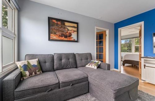 Spenard House | Close To Airport - Shared Space - Fast WI-FI