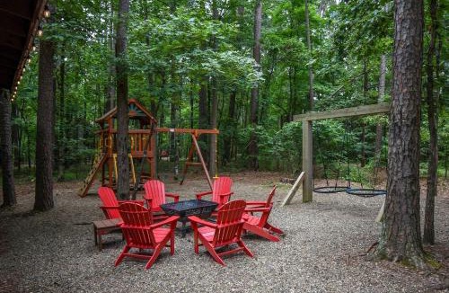 Broken Bow House | Close to All, Mini Golf, Hot Tub, Fire-Pit, Swing Set