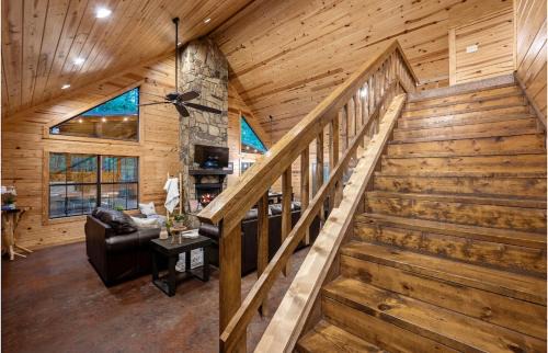 Broken Bow House | Close to All, Mini Golf, Hot Tub, Fire-Pit, Swing Set