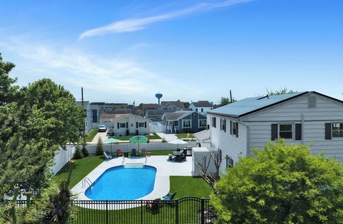 Brigantine House | Close To Beach, 5 Bedroom, Sleeps 12, Saltwater Pool, Large Yard, On Golf Course