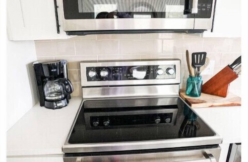 Freeport Cottage | Close to beaches, minutes away from 30A 10J Deluxe Cottage