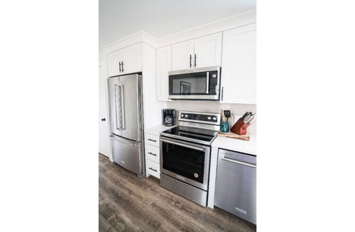 Freeport Cottage | Close to beaches, minutes away from 30A 10J Deluxe Cottage
