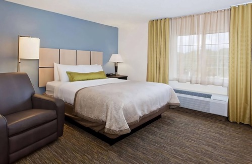 Ashley Oaks Hostel | Close to Concord Park! Dog-friendly Suite with Private Kitchen! Parking, Gazebo!