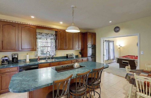 Barnardsville House | Close to DT Asheville & DT Weaverville, Hot Tub, Huge Deck, Hammocks, Rocking Chairs, Pool Table