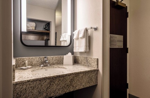 Richardson Hotel | Close to Eisemann Center for the Performing Arts! FREE Parking, Outdoor Pool!