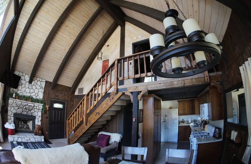 Upper Moonridge Cabin | Close to Everything! Village/Ski/Sledding,Hot Tub,Wifi,Roku,Clean,Owner Managed!