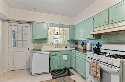 Montgomery House | Close to Everything! Breezy like Sunday Morning