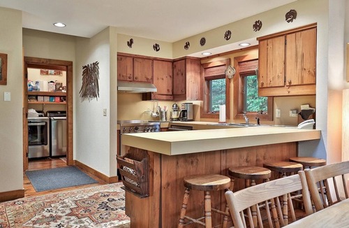 Plymouth House | Close to Hiking and Lakes - Cozy Mountain Cabin