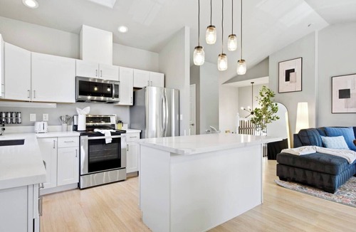 Maple Leaf House | Close to Light Rail | Sunlit Seattle Oasis & Yard