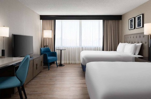 Pikesville Hotel | Close to Maryland Zoo in Baltimore + Dining & Gym