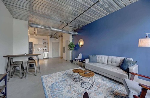 Westown Apartment | Close to MU & Fiserv | Gym, W/D & Parking