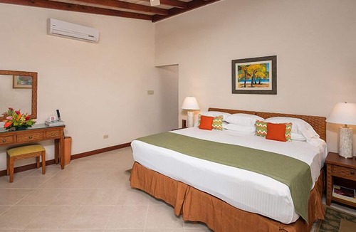 Maynards Hotel | Close to Mullins Beach and Animal Flower Cave! Outdoor Pools, Parking!