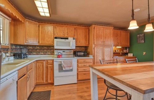 Spring Valley Cabin | Close to Pike Nat’l Forest! Lake-View Family Cabin