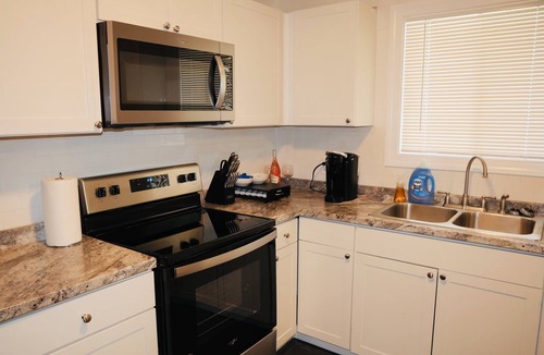 Country Club Estates House | Close to shopping center minutes away from downtown Brunswick as well as beaches