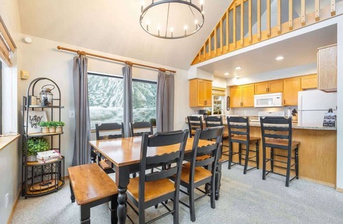 Snoqualmie Pass House | Close to Ski + Snowboard | Games | Hiking Trails