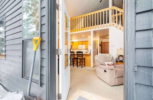 Snoqualmie Pass House | Close to Ski + Snowboard | Games | Hiking Trails