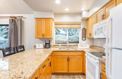 Snoqualmie Pass House | Close to Ski + Snowboard | Games | Hiking Trails