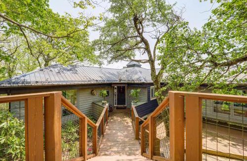 Seven Devils House | Close to Trails! Seven Devils Retreat w/Hot Tub