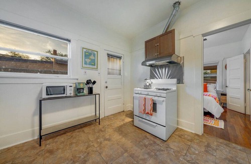 Feldman's House | Close to UofA/Patio & Porch/1 BR 1 BA/Unique