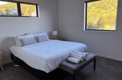 Closeburn House | Closeburn LakeView House