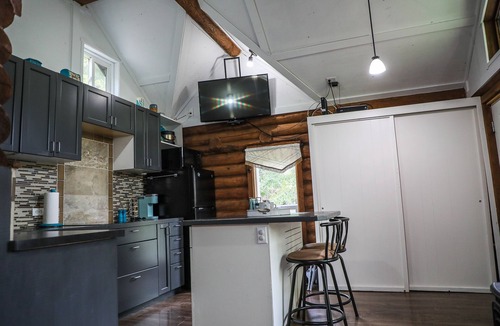 Creston Cabin | Cloud #9 Cabin — Cozy cabin w/hot tub!