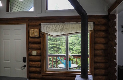 Creston Cabin | Cloud #9 Cabin — Cozy cabin w/hot tub!